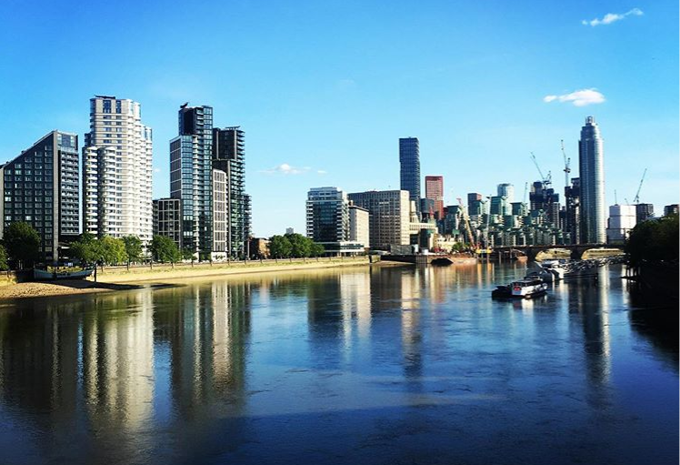 Thames as still as ever ce soir. And beautiful blue skies and sunshine. 👍 @woolfallalex