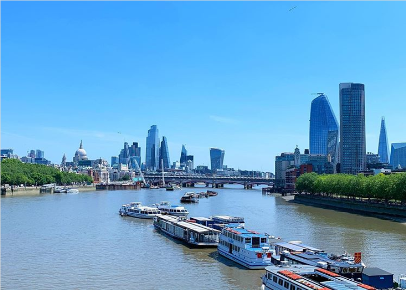 She’s still there 😍 A solo walk round London today because I’ve missed it so much. Deserted trains, masks, distancing, most stuff shut, quiet streets, still the most beautiful city in the world. @sparklypinchy
