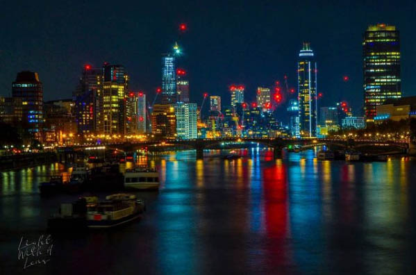 📸 #London by night, November 2019 Dan Jones @lightwithalens on Instagram

