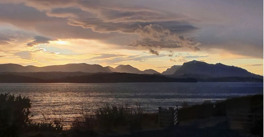 Sunrise at Aodann today. #nofilterneeded #sunrise #highlands #scottishhighlands #lochsofscotland #lochewe #mountain
@kevoruck on Instagram